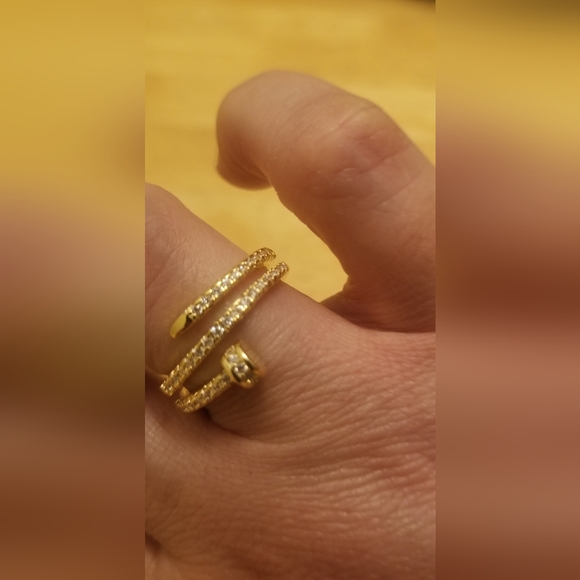 14 kt gold plated ring with shiny cubic zirconia. - Picture 2 of 4